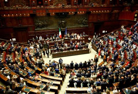 إيطاليا المشرذَمة سياسياً والمتعَبة اقتصادياً تقلق بروكسل وفرانكفورت