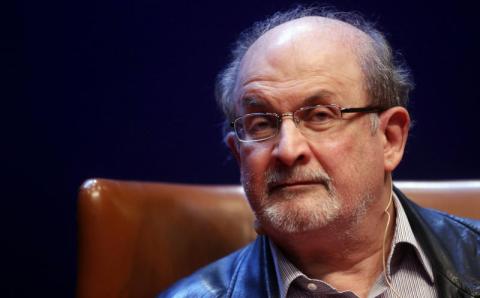سلمان رشدي يخضع للتنفس الصناعي... والشرطة تكشف هوية المعتدي