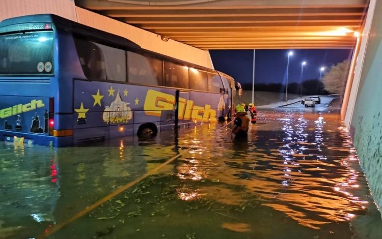 مدني  المدينة يخلي ركاب حافلتين بسبب الأمطار.. ولا إصابات