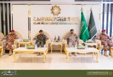 صورة أمين “التحالف الإسلامي” يستقبل وفداً من القوات المسلحة العمانية