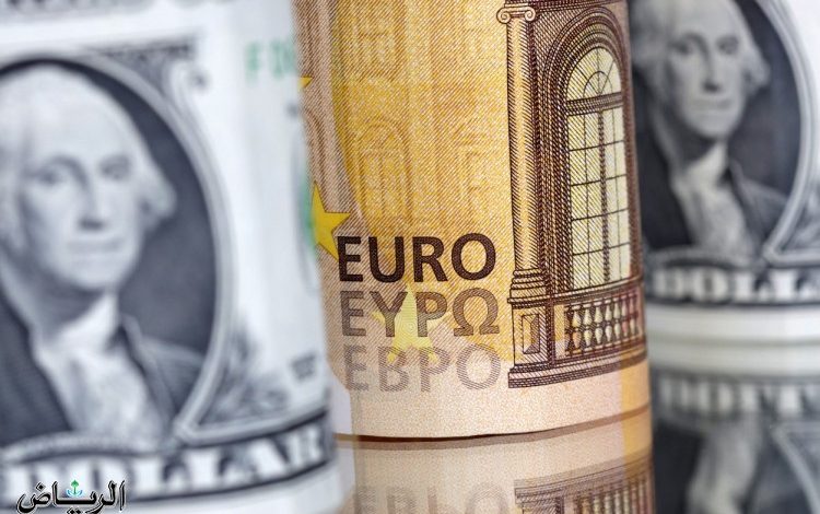 اليورو يسجل أدنى مستوى له مقابل الدولار منذ عام 2002