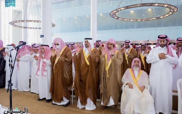 أمير الرياض بالنيابة يؤدي صلاة الميت على الجوهرة آل الشيخ