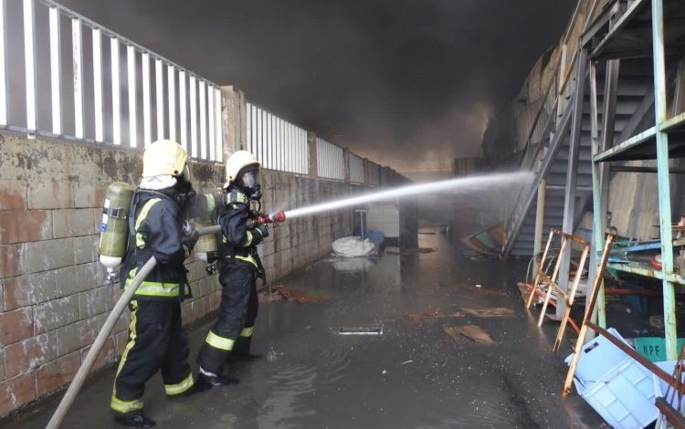 مدني الرياض يخمد حريقًا في مصنع بالصناعية الثانية.. ولا إصابات
