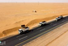 صورة “النقل” تواصل جهودها في معالجة زحف الرمال على حرم الطريق
