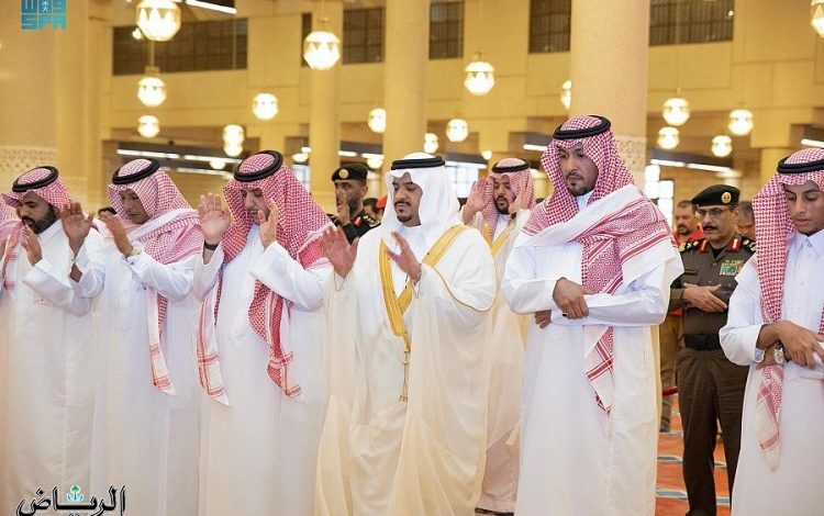أمير الرياض بالنيابة يؤدي صلاة الميت على الأميرة عبير بنت عبدالله بن جلوي