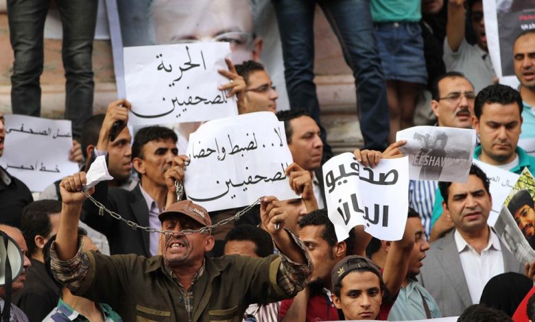 استنكرت توظيف تهم الإرهاب لملاحقتهم.. منظمات حقوقية مصرية تطالب بالإفراج عن الصحفيين