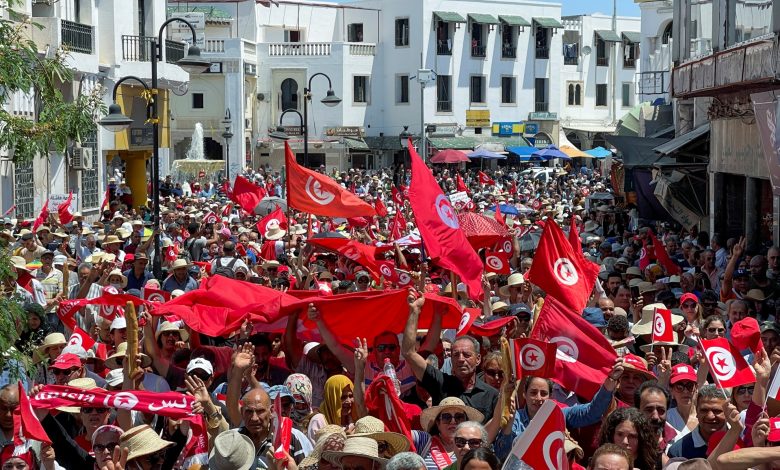 مقال في فورين أفيرز: نهاية نموذج تونس.. ديمقراطية البلد ماتت لكنها قد تولد من جديد