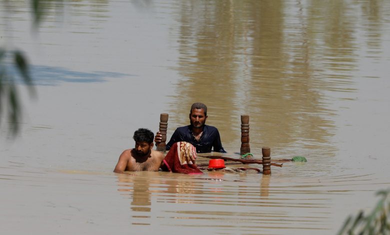 مئات الضحايا وتهديد كبير للأمن الغذائي.. فيضانات باكستان بين العوامل الطبيعية والصراع السياسي