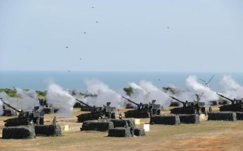 تايوان تبدأ مناورات للمدفعية بالذخيرة الحية في محاكاة لصد هجوم صيني