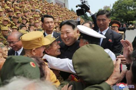زعيم كوريا الشمالية يعلن انتصار بلاده على فيروس «كورونا»