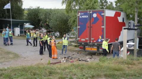 6 قتلى و7 جرحى حصيلة اقتحام شاحنة لحفل شواء في هولندا