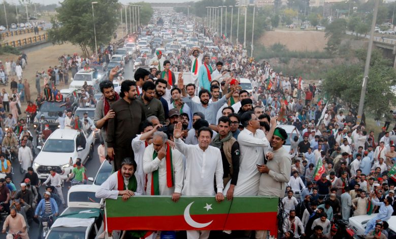 تايمز: باكستان تترنح.. الاشتباكات بين الشرطة وأنصار عمران خان قد تعيد حكم الجيش