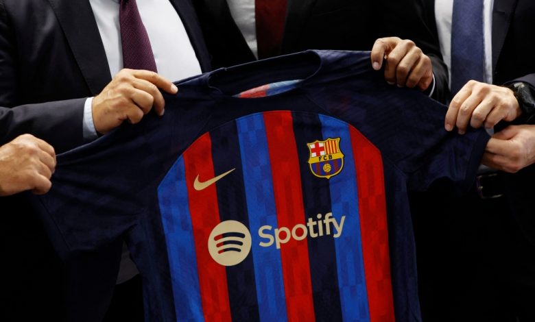 برشلونة يبيع حصصا جديدة لشراء اللاعبين.. كيف تعاقد مع هؤلاء النجوم رغم أزمة الديون؟