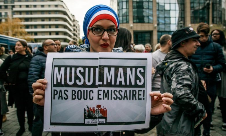لماذا يستهدفوننا؟ مسلمو فرنسا في حيرة من أمرهم بعد عام على إقرار قانون الانفصالية