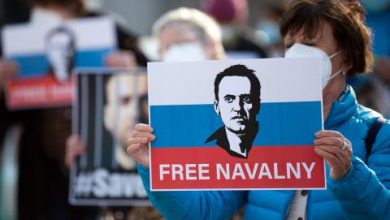 صورة نافالني يطالب بعقوبات أشد ضد الأوليغارشية الروسية
