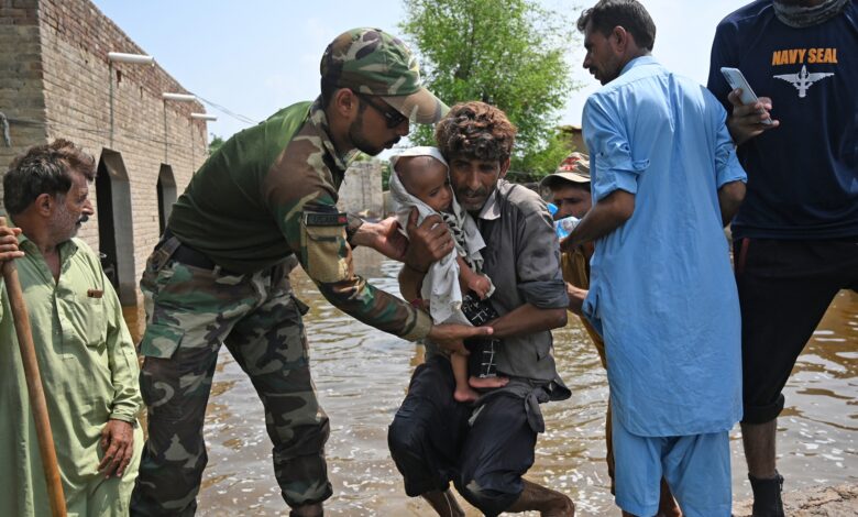 لوموند: نحن هنا في الجحيم.. ضحايا فيضانات باكستان متروكون لمصيرهم