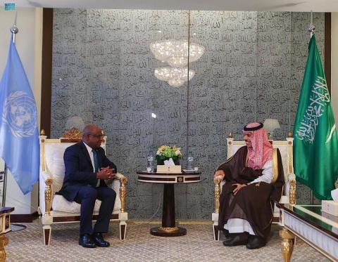 وزير الخارجية السعودي يلتقي نظيره المالديفي ويوقعان مذكرة تفاهم للمشاورات السياسية