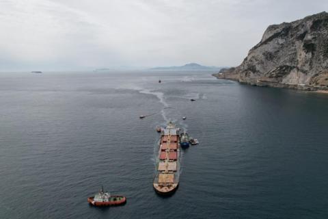 وصول التسرب النفطي من سفينة جانحة الى شواطئ جبل طارق