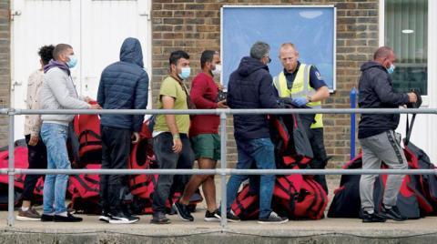 وصول أكثر من 600 مهاجر إلى بريطانيا بعد عملية إنقاذ في القناة