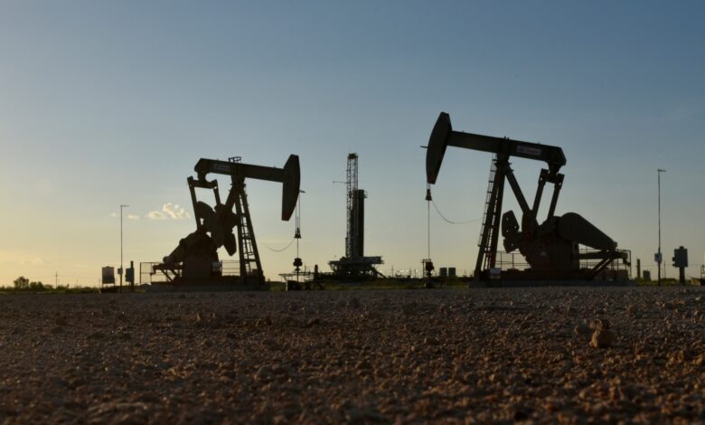 أسعار النفط تنخفض لأدنى مستوى لها منذ يناير الماضي.. وهذه الأسباب
