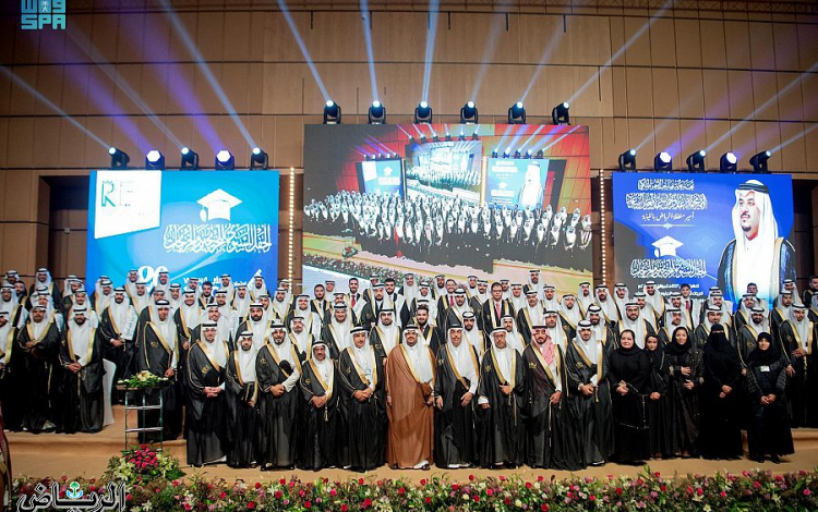 أمير الرياض بالنيابة يرعى حفل تخريج الدفعة الـ 13 لجامعة رياض العلم