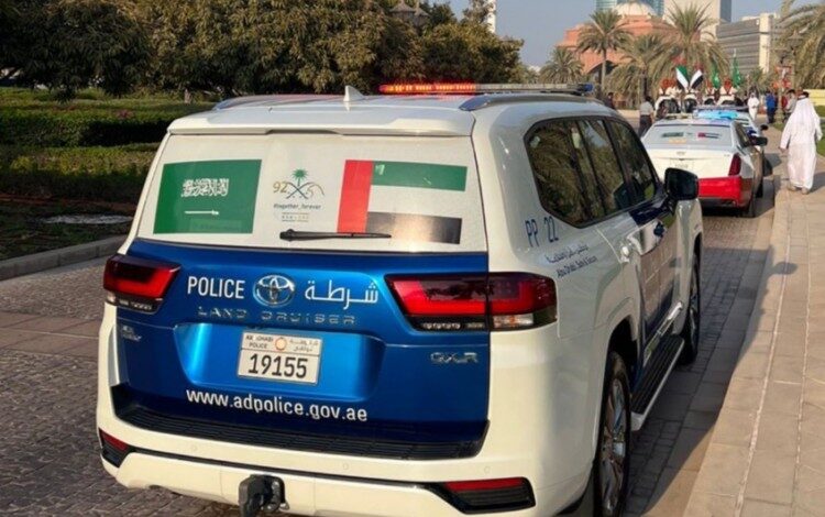 دورياتُ شرطة أبوظبي تتزيَّنُ بشعار "معاً أبداً"