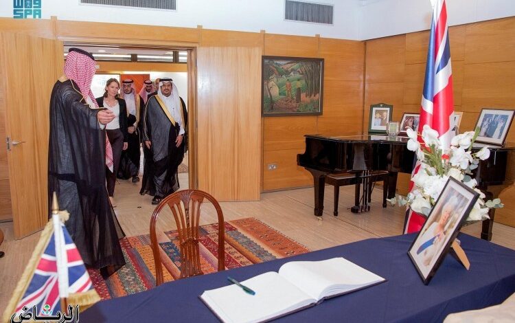 أمير الرياض بالنيابة يزور سفارة المملكة المتحدة بالمملكة ويقدّم العزاء