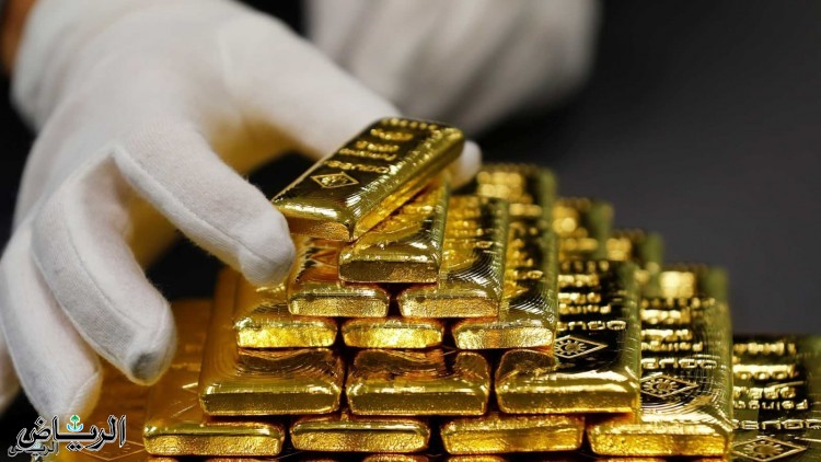 أسعار الذهب تتراجع عالمياً بأكثر من ثلاثة دولارات