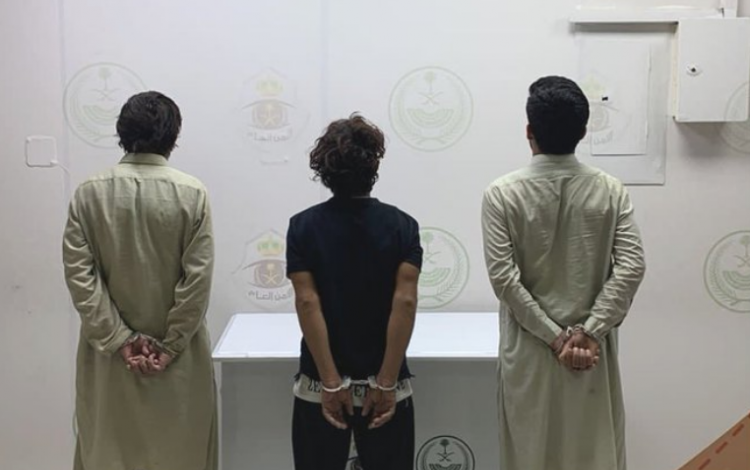 القبض على مقيمين ومخالف لسرقتهم قواطع كهربائية في الرياض