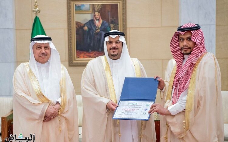 أمير الرياض  بالنيابة كرم  الطلاب والطالبات الفائزين بجائزة الأميرة صيتة