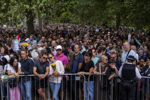 ينتظرون لساعات طويلة... الآلاف يمرون أمام نعش الملكة لوداعها في لندن