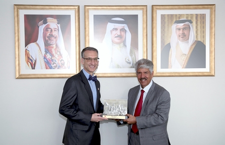 السفير الأمريكي لدى مملكة البحرين يشيد بالمبادرات الإنسانية لجلالة الملك المعظم