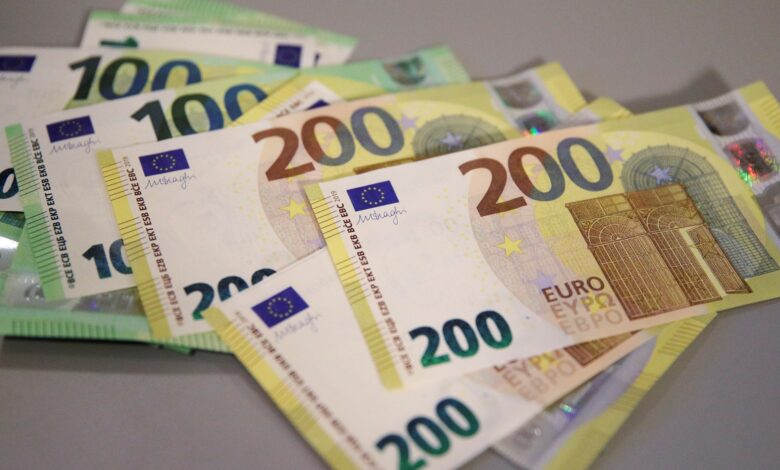 اليورو يسجل ارتفاعا بعد تمهيد لرفع أسعار الفائدة