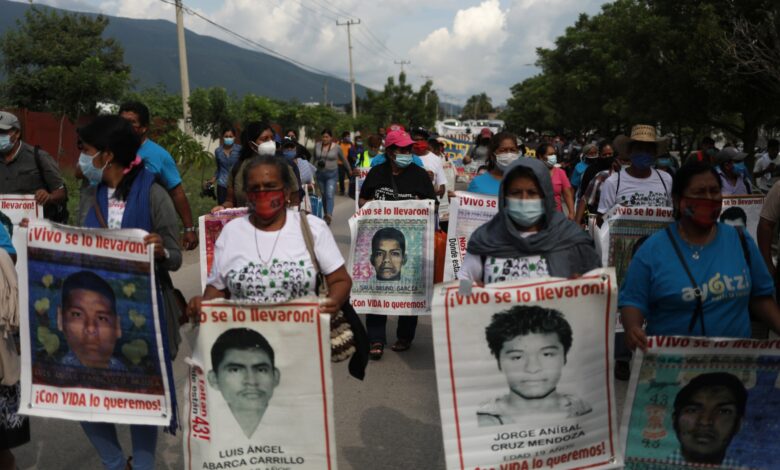 تقاعد لكن لغز الضحايا لاحقه.. المكسيك تعتقل جنرالا في قضية اختفاء 43 طالبا عام 2014