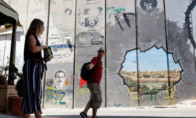 لاكروا: إسرائيل مستمرة في بناء جدار الفصل وفلسطينيون يرون أنه سينهار مثلما انهار جدار برلين