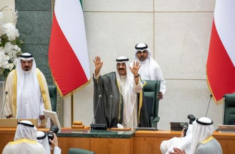 الحكومة الكويتية تلتزم الحياد وتغادر قاعة البرلمان قبل انتخاب رئيسه
