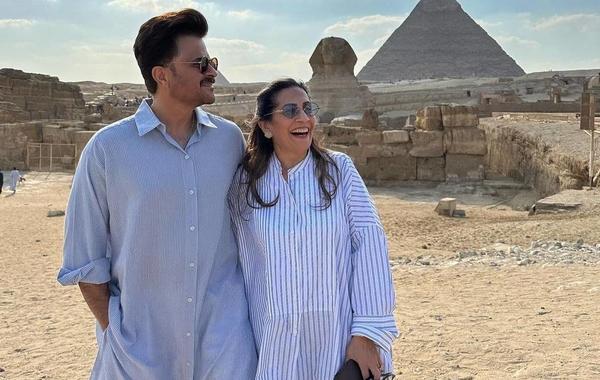 أنيل كابور وزوجته سونيتا كابور أمام الأهرامات- الصورة من حسالب أنيل كابور على إنستغرام