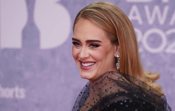 British singer Adele Laurie Blue Adkins aka Adele poses on the red carpet upon her arrival for the BRIT Awards 2022 in London on February 8, 2022. NIKLAS HALLE'N / AFP
