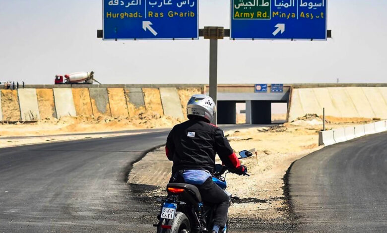 أطول رحلة في العالم على دراجة كهربائية.. مغامر مصري يطوف بلاده بهدف التوعية قبل قمة المناخ