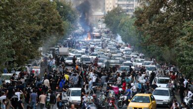 الاحتجاجات في إيران.. هل اتسعت الفجوة بين الشباب والنظام؟