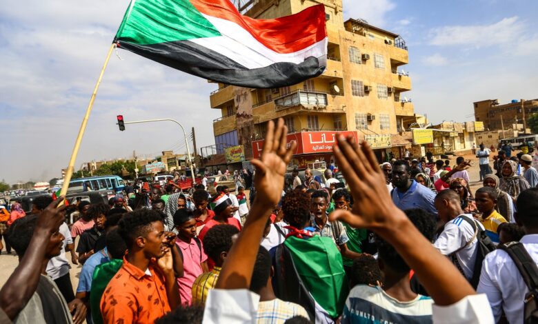 ستراتفور: بعد عام على الانقلاب العسكري… هل بات السودان أقرب إلى اتفاق لتقاسم السلطة؟