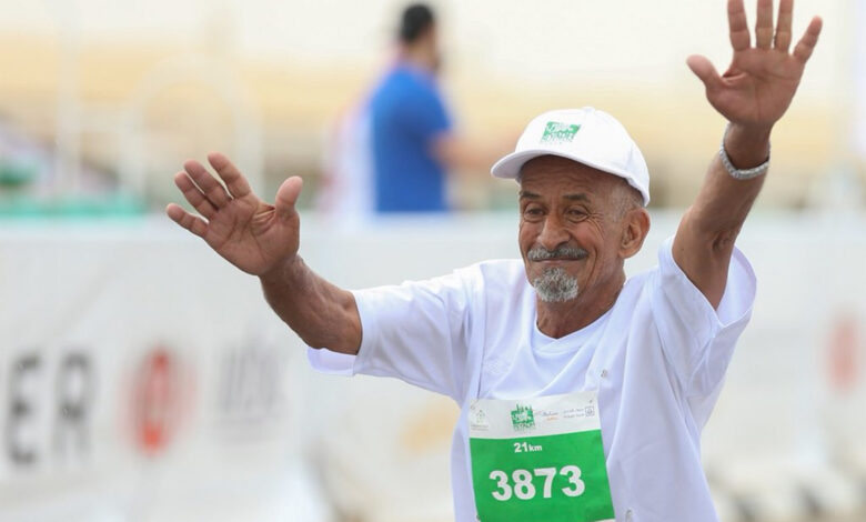 جرى 11 كيلومترا وتقدم على 5 آلاف متسابق.. سعودي عمره 85 عاما يتفوق في سباقات الماراثون