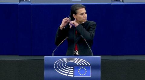 تضامناً مع الإيرانيات... عضوة البرلمان الأوروبي السويدية تقص شعرها خلال خطاب