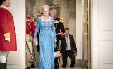 ملكة الدنمارك تبرر قرارها تجريد أحفادها من ألقابهم الملكية... وتعتذر
