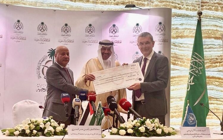 سفير المملكة لدى الأردن يسلم دعماً بقيمة 27 مليون دولار لوكالة غوث وتشغيل اللاجئين