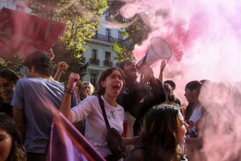 الإضراب العام في فرنسا يفاقم الضغوط على الحكومة