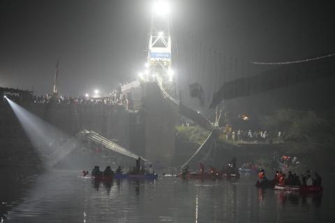 120 قتيلاً على الأقل بانهيار جسر في الهند