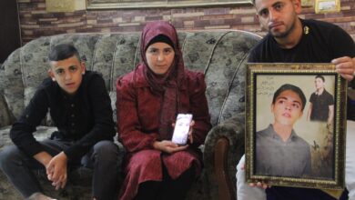 اتهم شقيقته بطعن مجندة.. الاحتلال يعتقل عائلة أسير فلسطيني أثناء زيارته