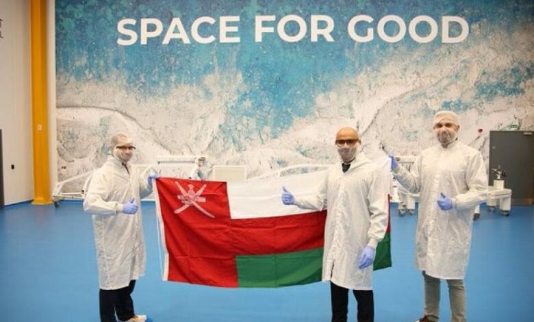 أول قمر صناعي عماني يدمج مع المركبة "لانشر ون"