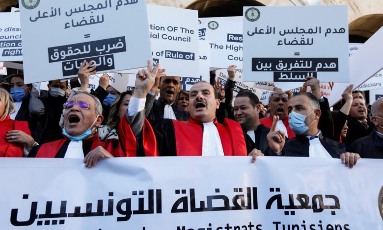 مقال في لوبس: بسعيه لمكافحة الفساد المستشري بتونس عبر الاستبداد.. قيس سعيد واهم